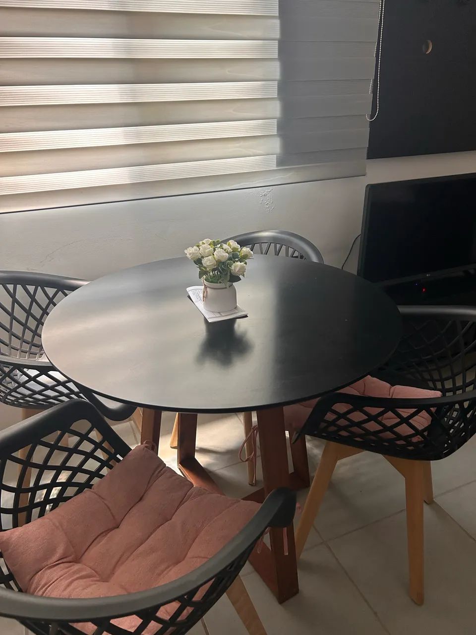 Mesa Redonda Acompanhada de 4 Cadeiras65579521262467120