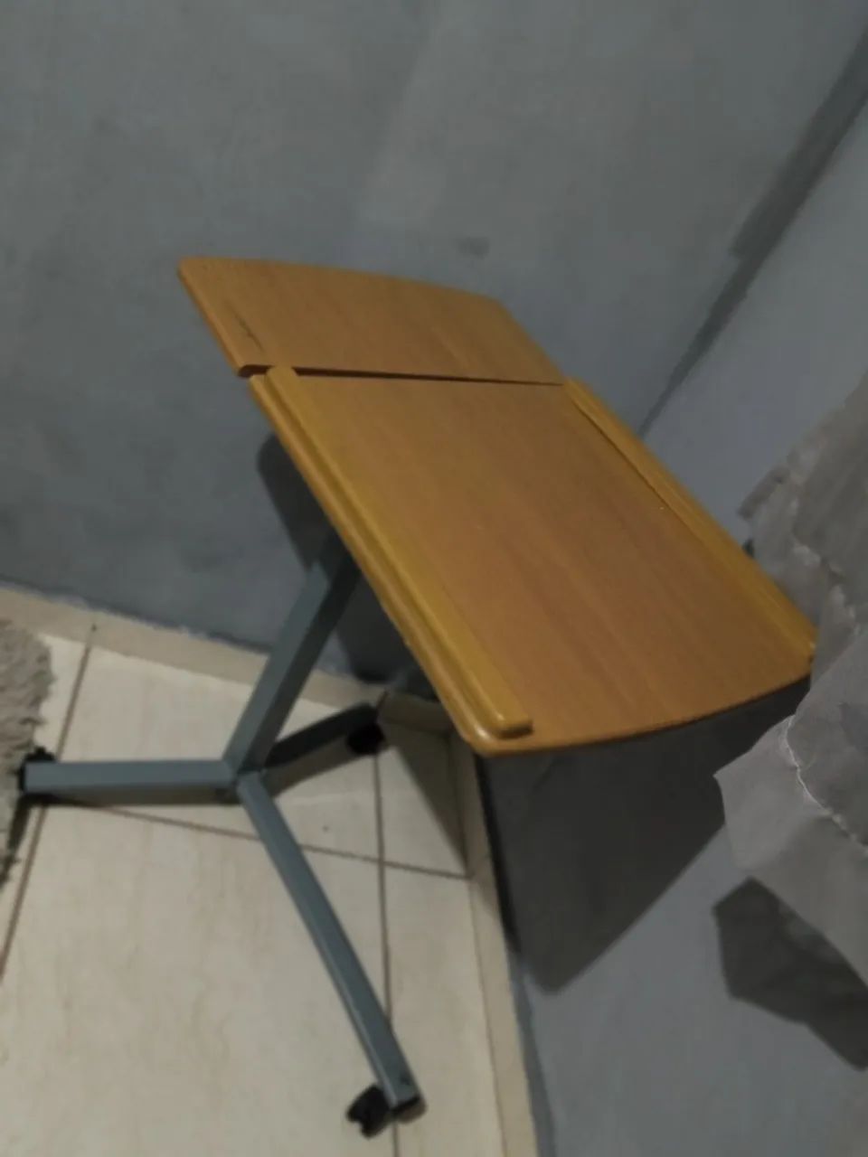 Mesa hospitalar para refeição 