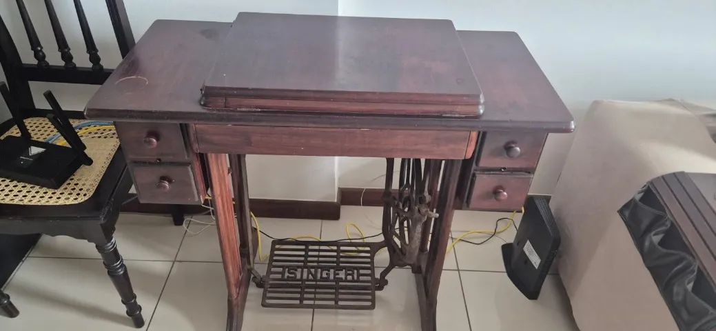 Maquina de Costura Singer de Mesa -Retrô- de pedal manual e  elétrico, em excelente estado - Foto 2