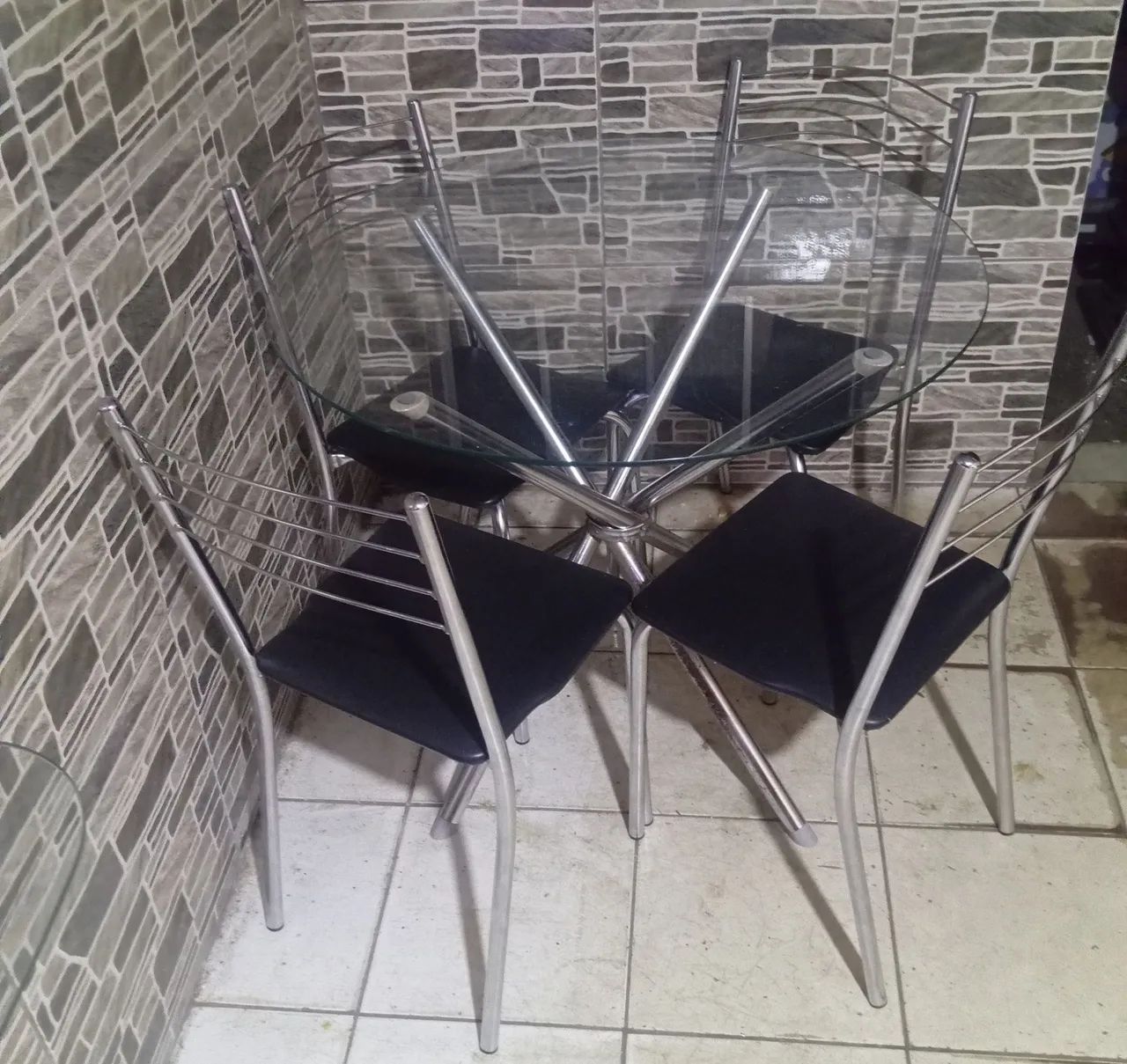 MESA COM TRAMPO DE VIDRO E 4 CADEIRAS  - Foto 3