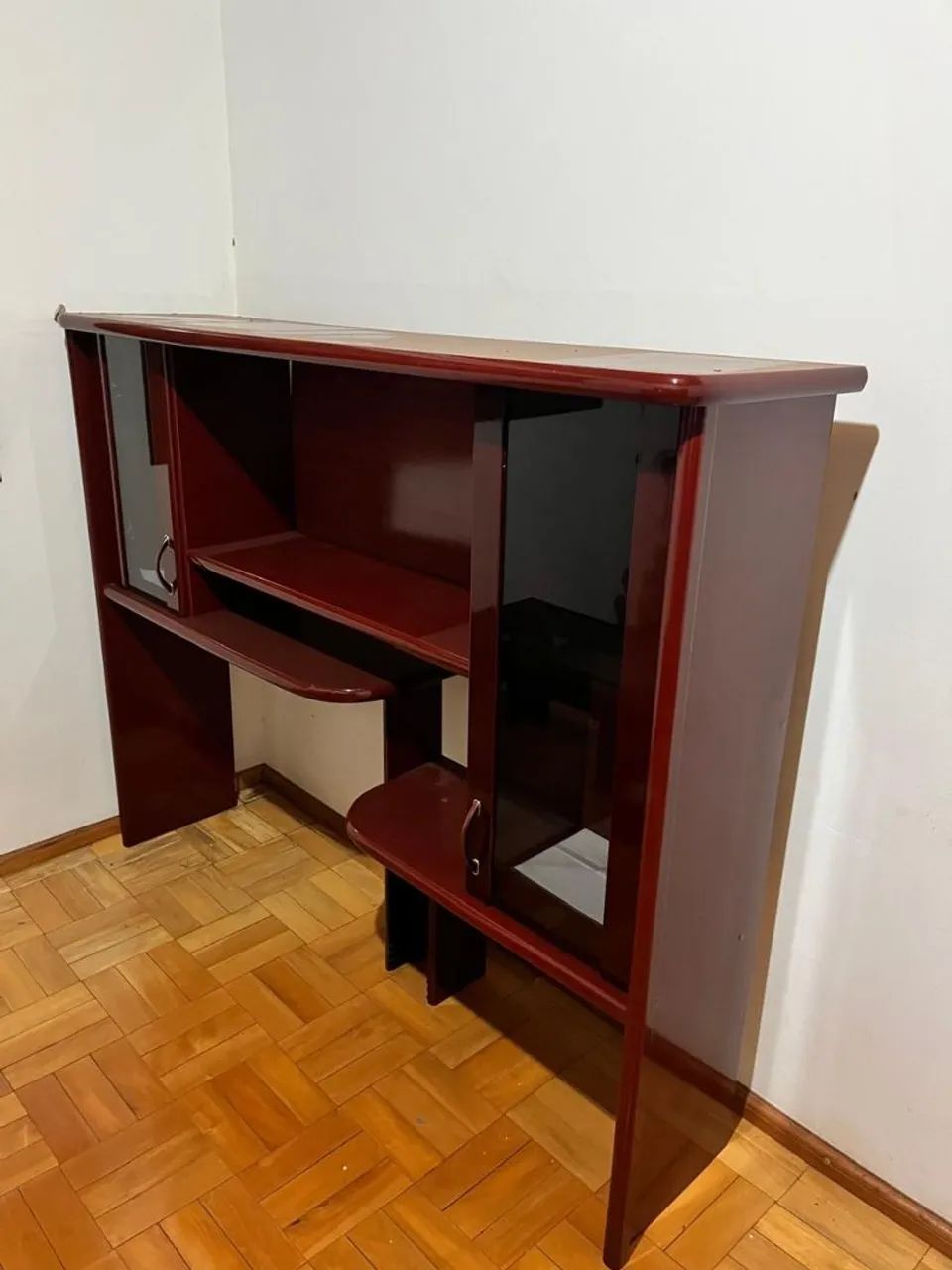Estante para sala bordô com mesa de centro