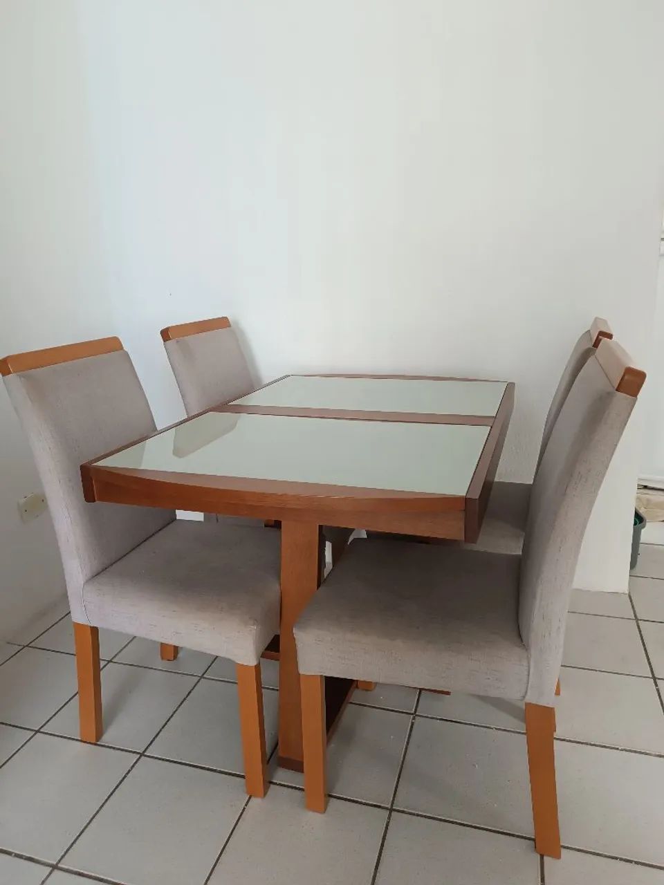 Conjunto mesa e cadeiras de jantar (Madeira e vidro)