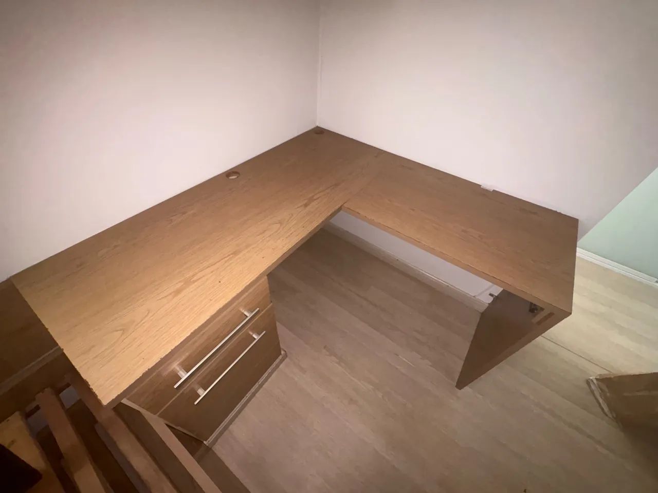 Bancada em L planejada em tom amadeirado com gaveteiro embutido - Foto 2