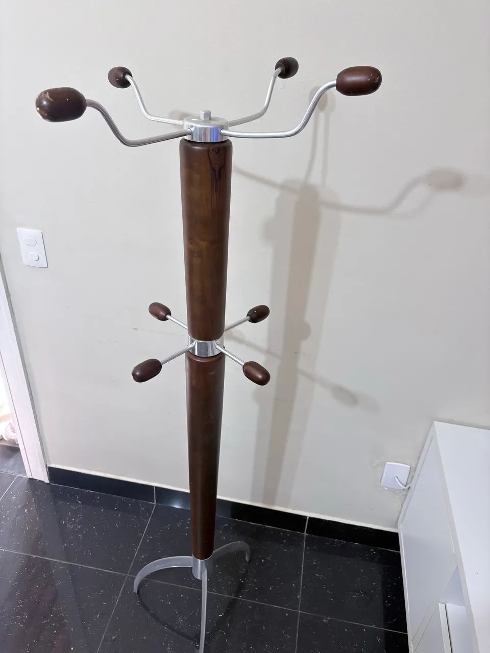 Cabideiro stilo, em alumínio e madeira 