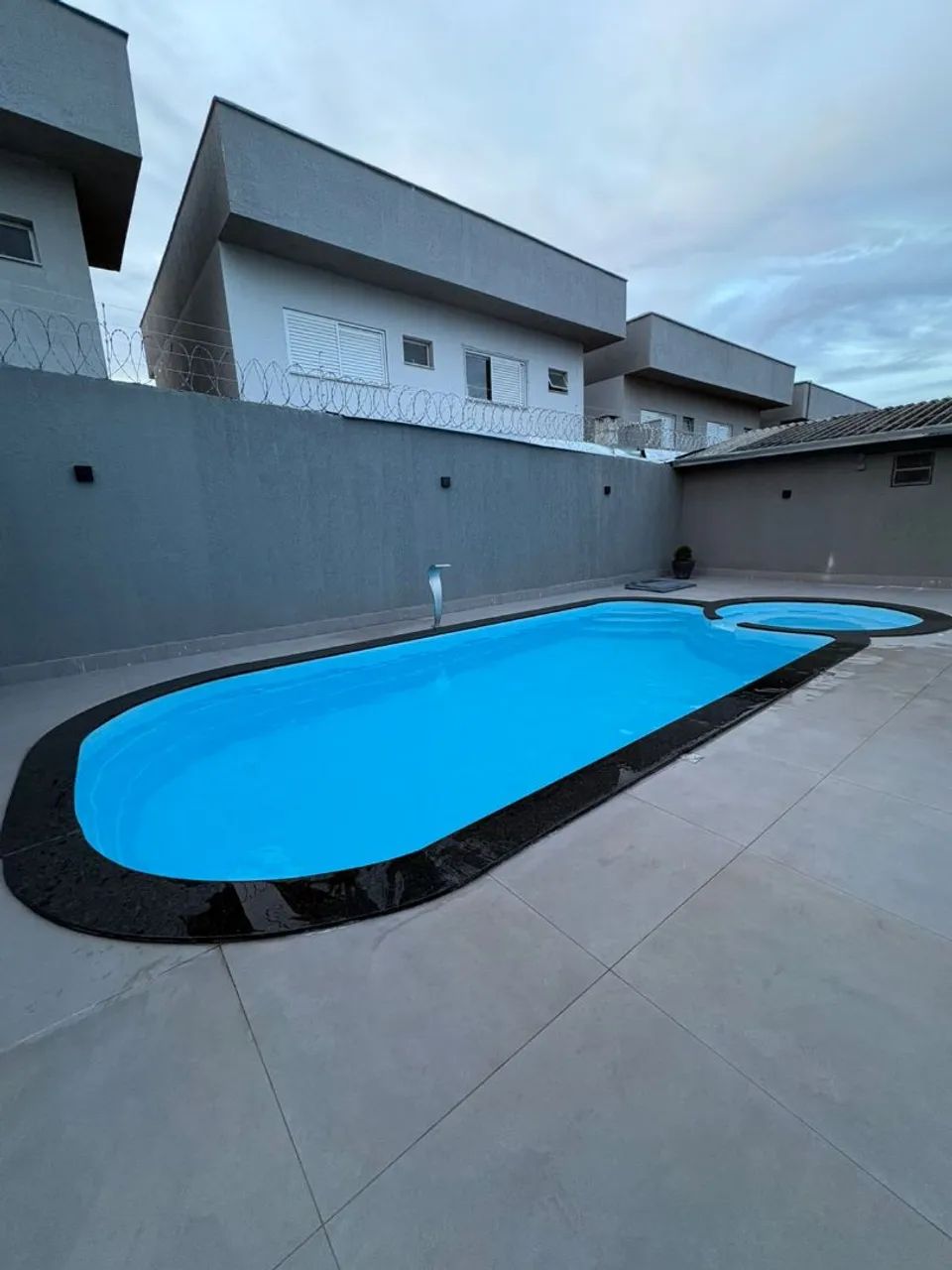 Piscina de 8.5mts com SPA integrado com hidromassagem 