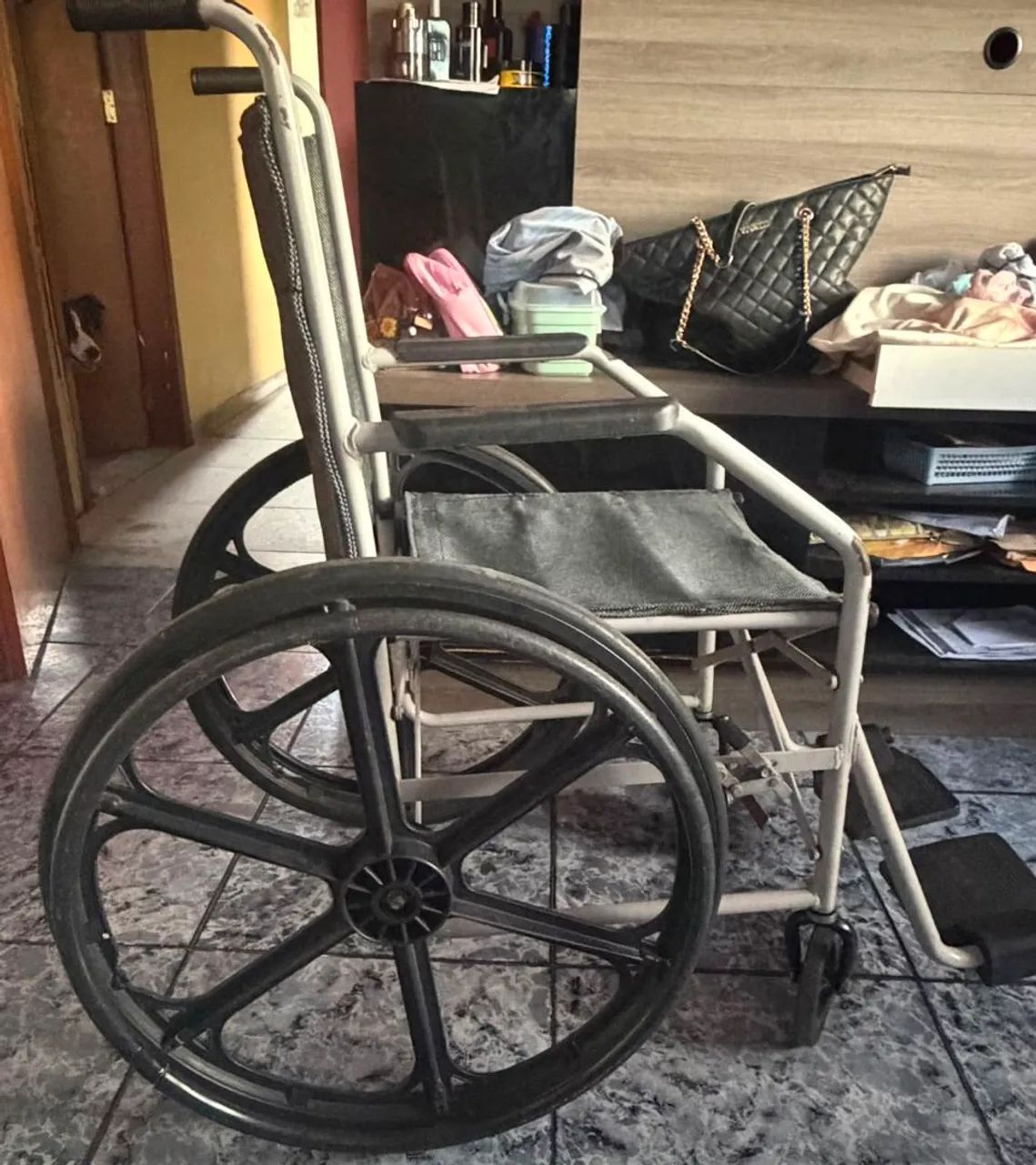 Vendo cadeira de rodas - Foto 2