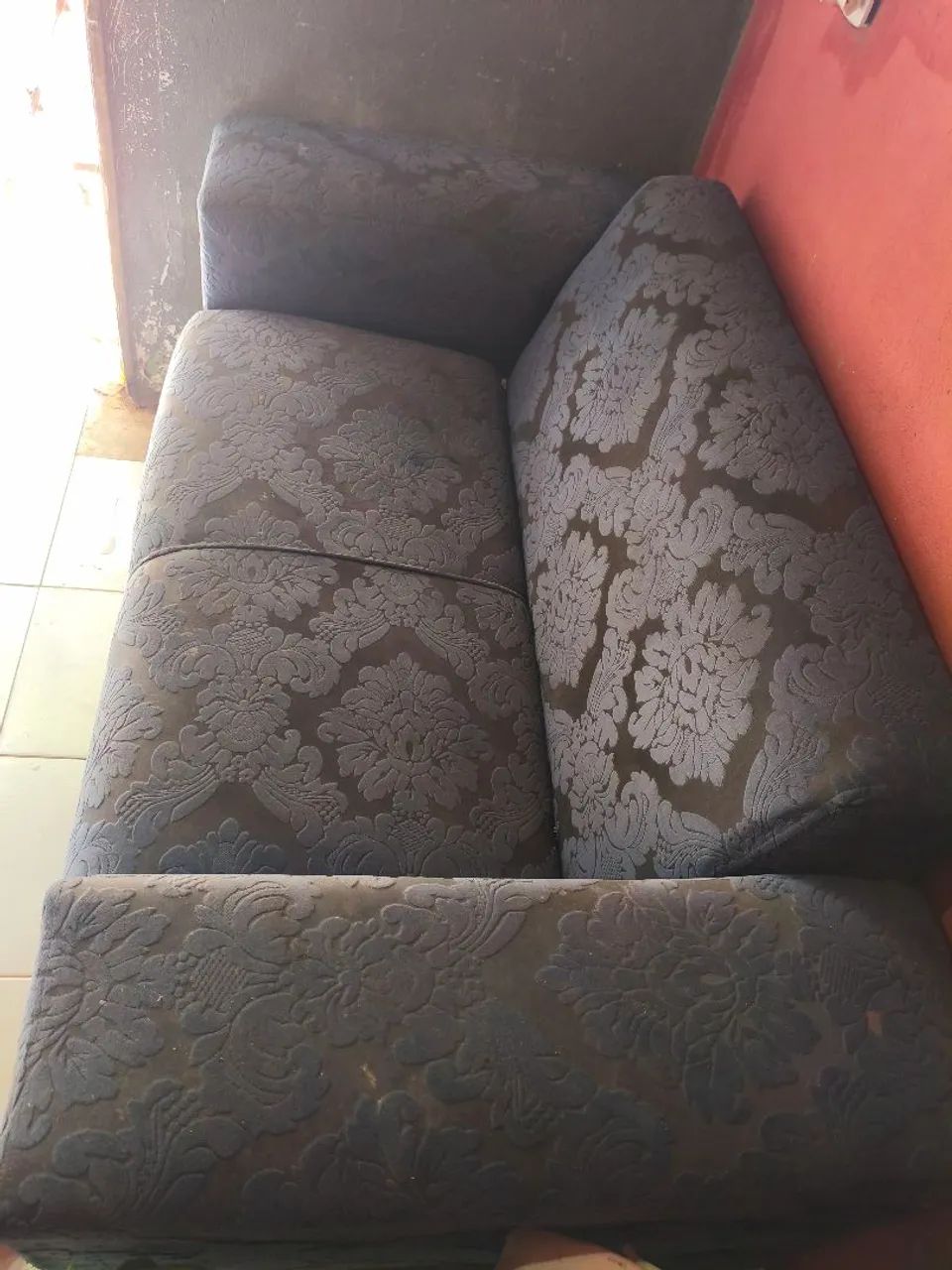 sofá Retrô 2 lugares no tecido veludo jacquard azul marinho  - Foto 4