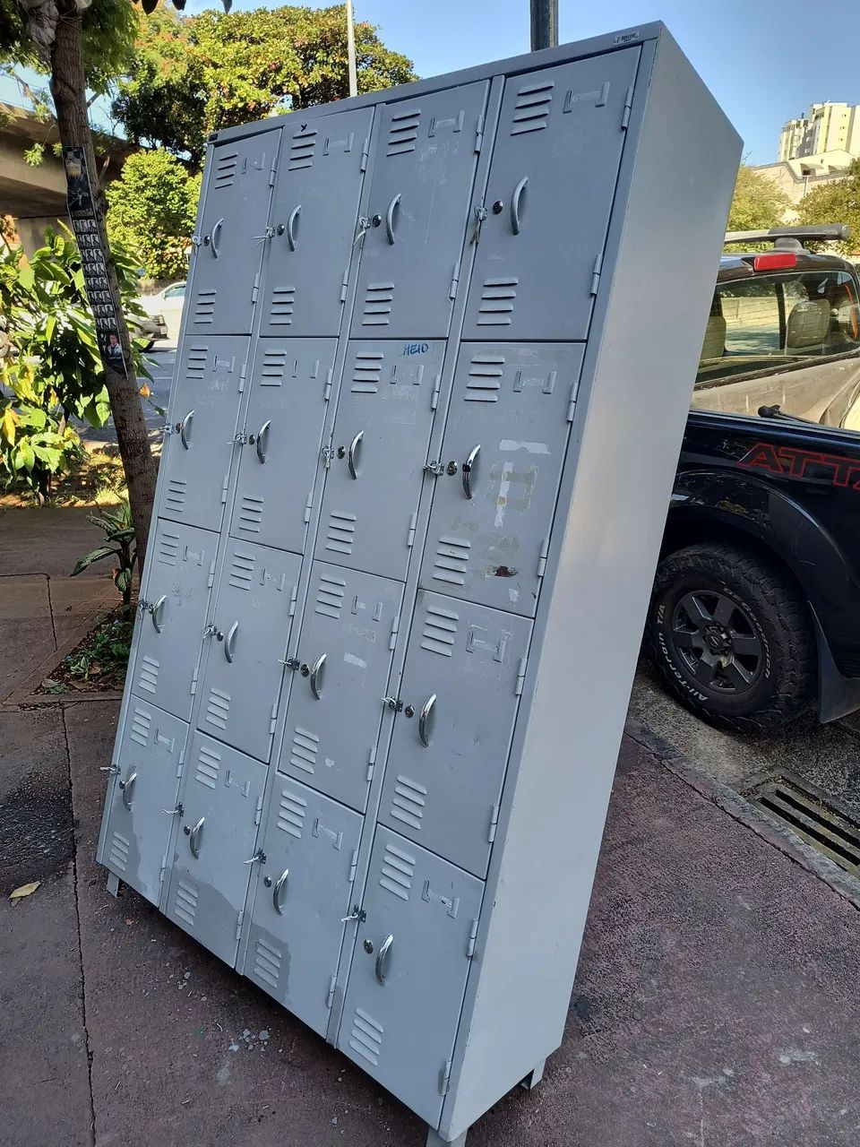 Armário 16 portas