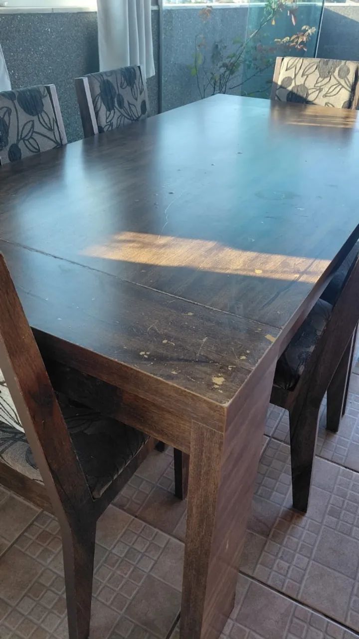 Mesa em madeira com 6 cadeiras estofadas - Foto 3