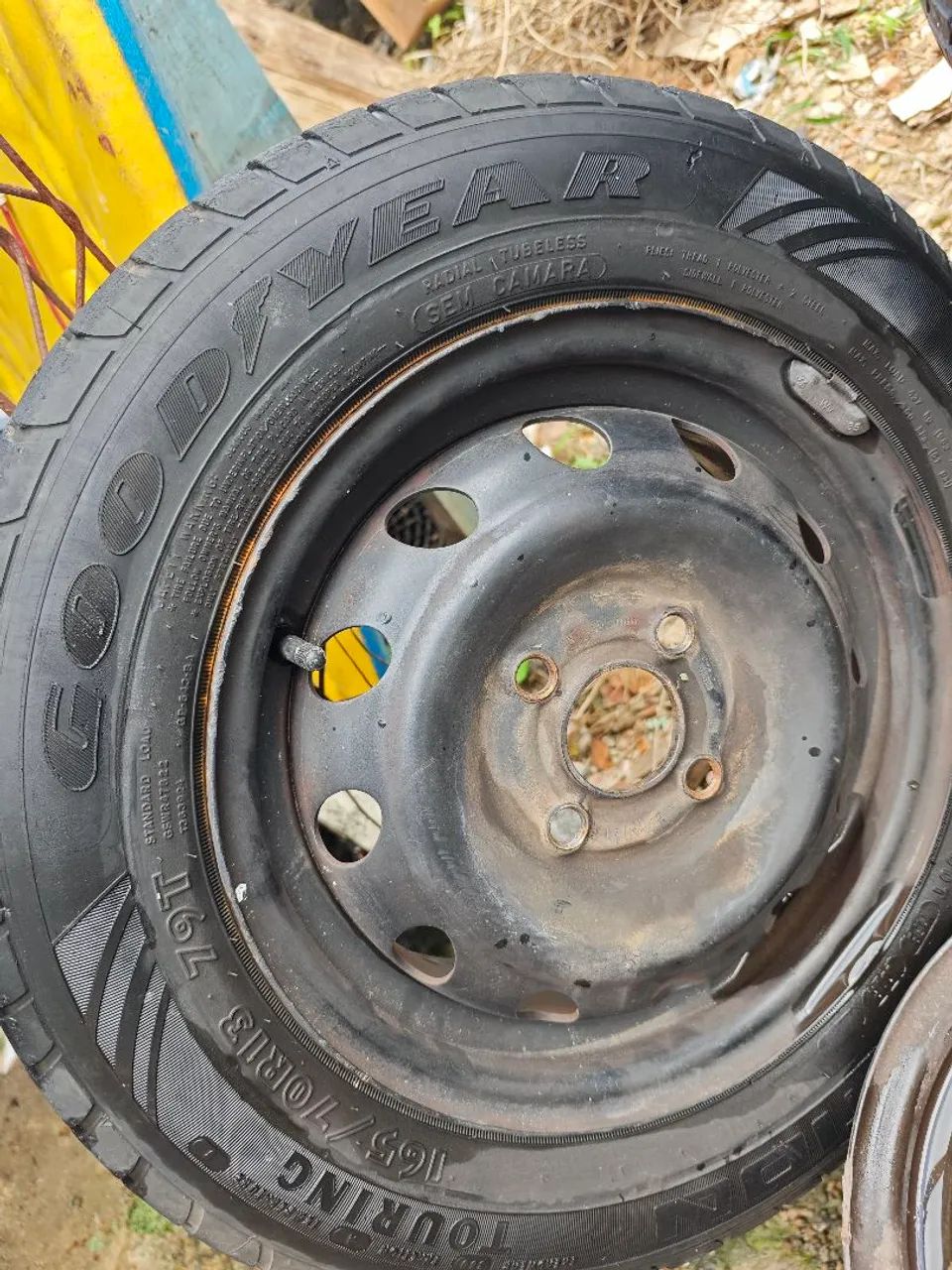 2 rodas de ferros com pneus aro 13 - Foto 3