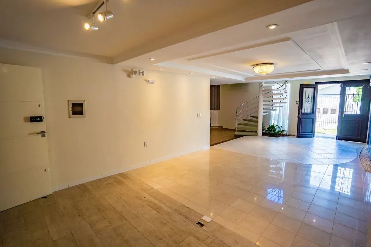 LOCAÇÃO COMERCIAL | IMÓVEL COM 220 M² E 10 AMBIENTES | CENTRO DE TIJUCAS/SC - Foto 3