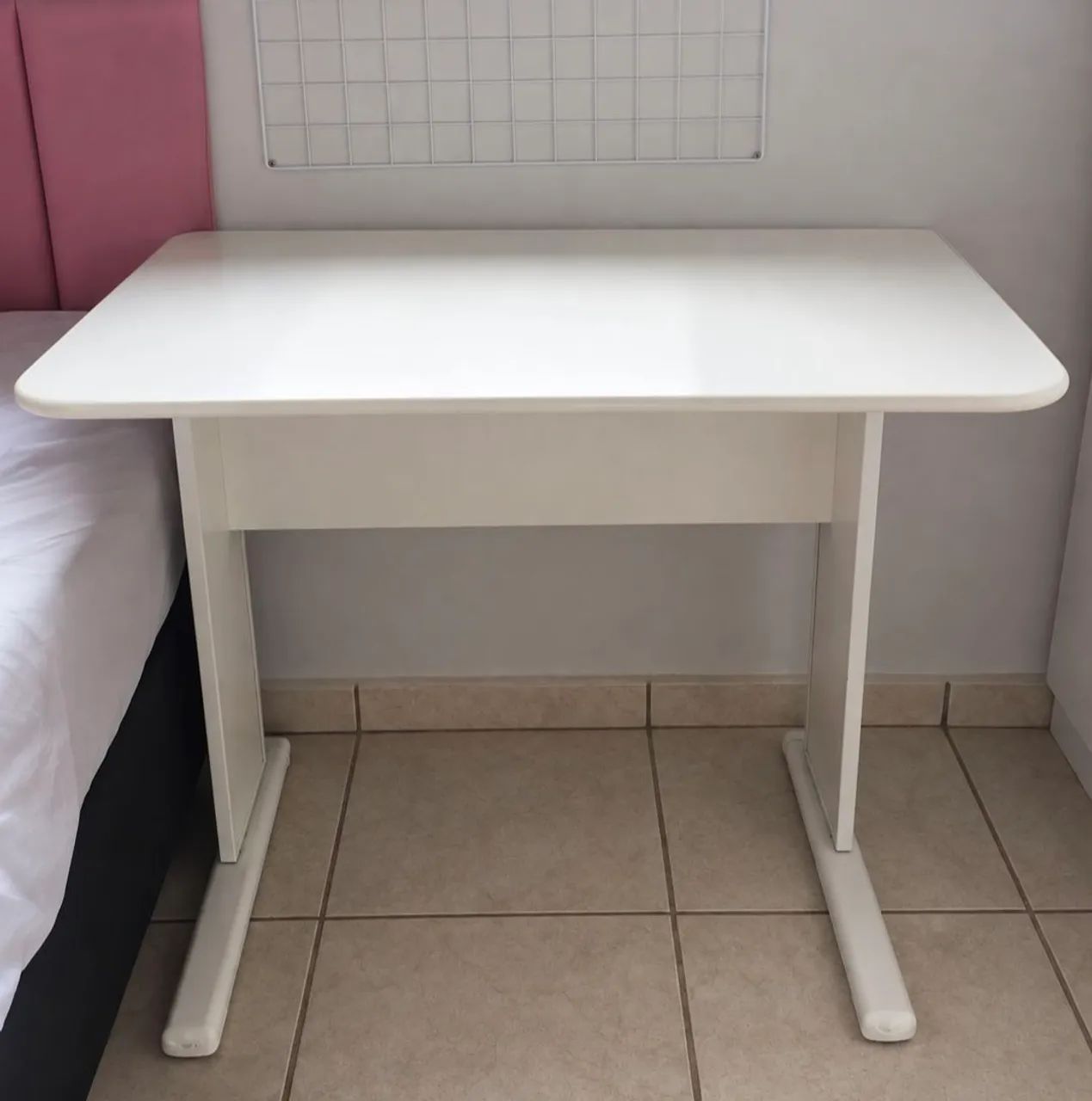 Mesa branca de estudo