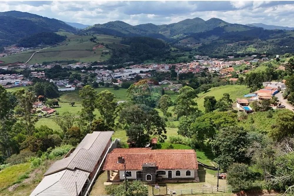 Casa com Vista para as Montanhas, Varanda e Terreno Amplo - Foto 2