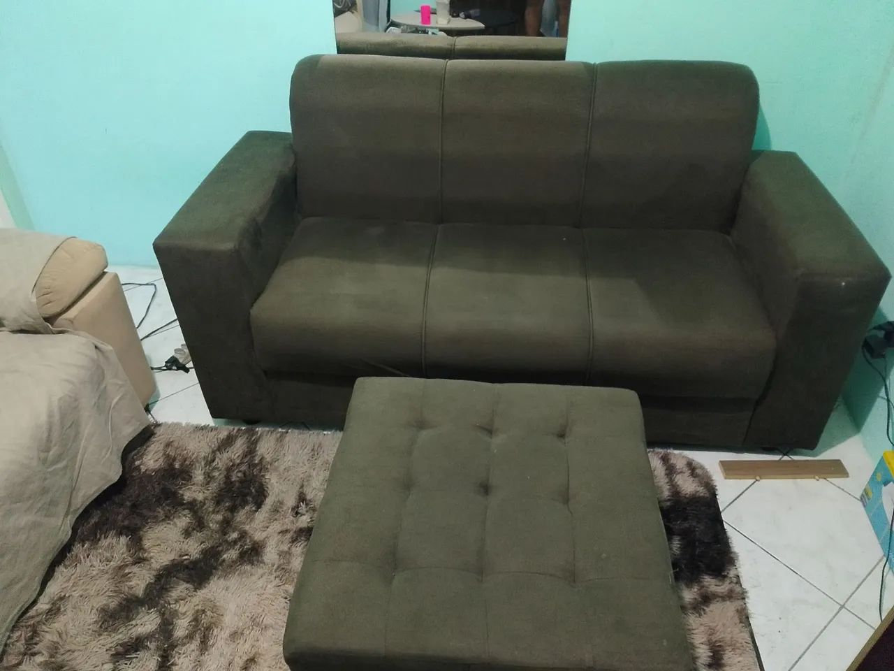 Sofá 3 lugares com um puf470063302700574720