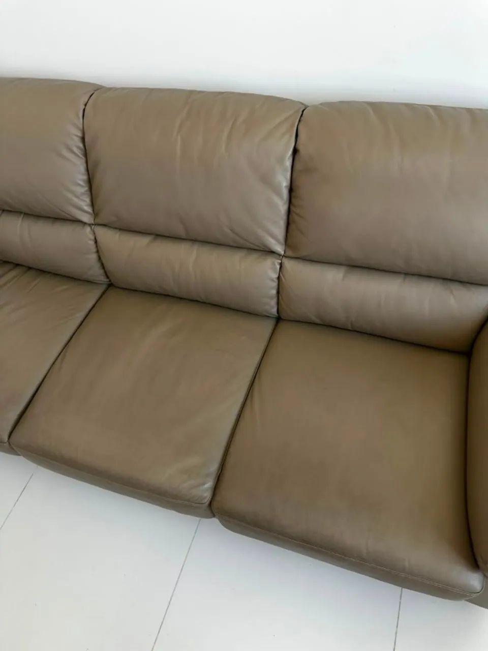 Sofá 3 Lugares 2,10m em Couro - Conforto e Elegância - Foto 2