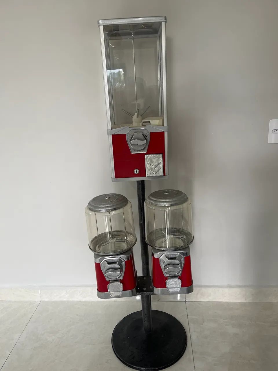 Vendo máquina de bolinhas com três divisorias