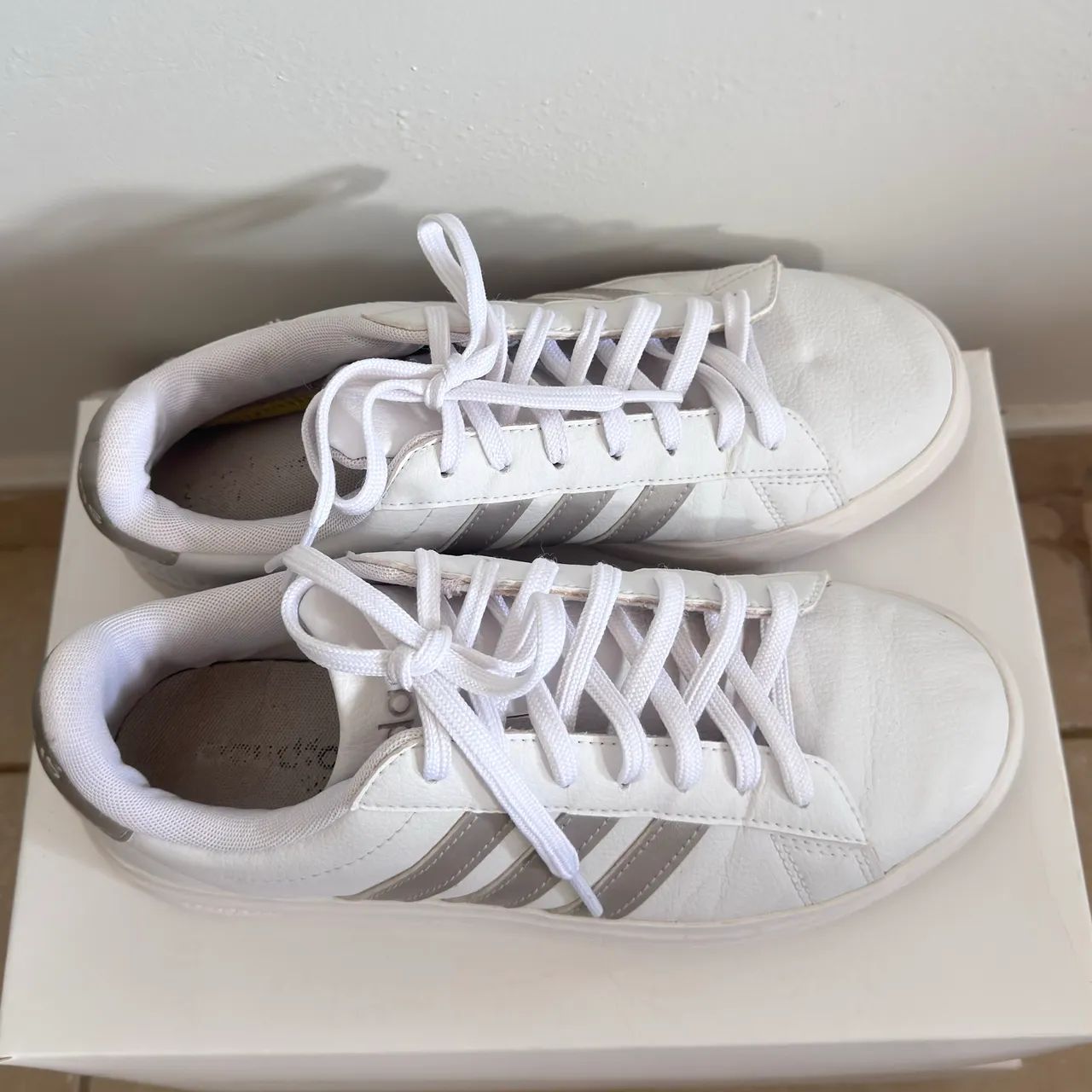 Tênis Adidas Branco - Casual e Confortável - Foto 3