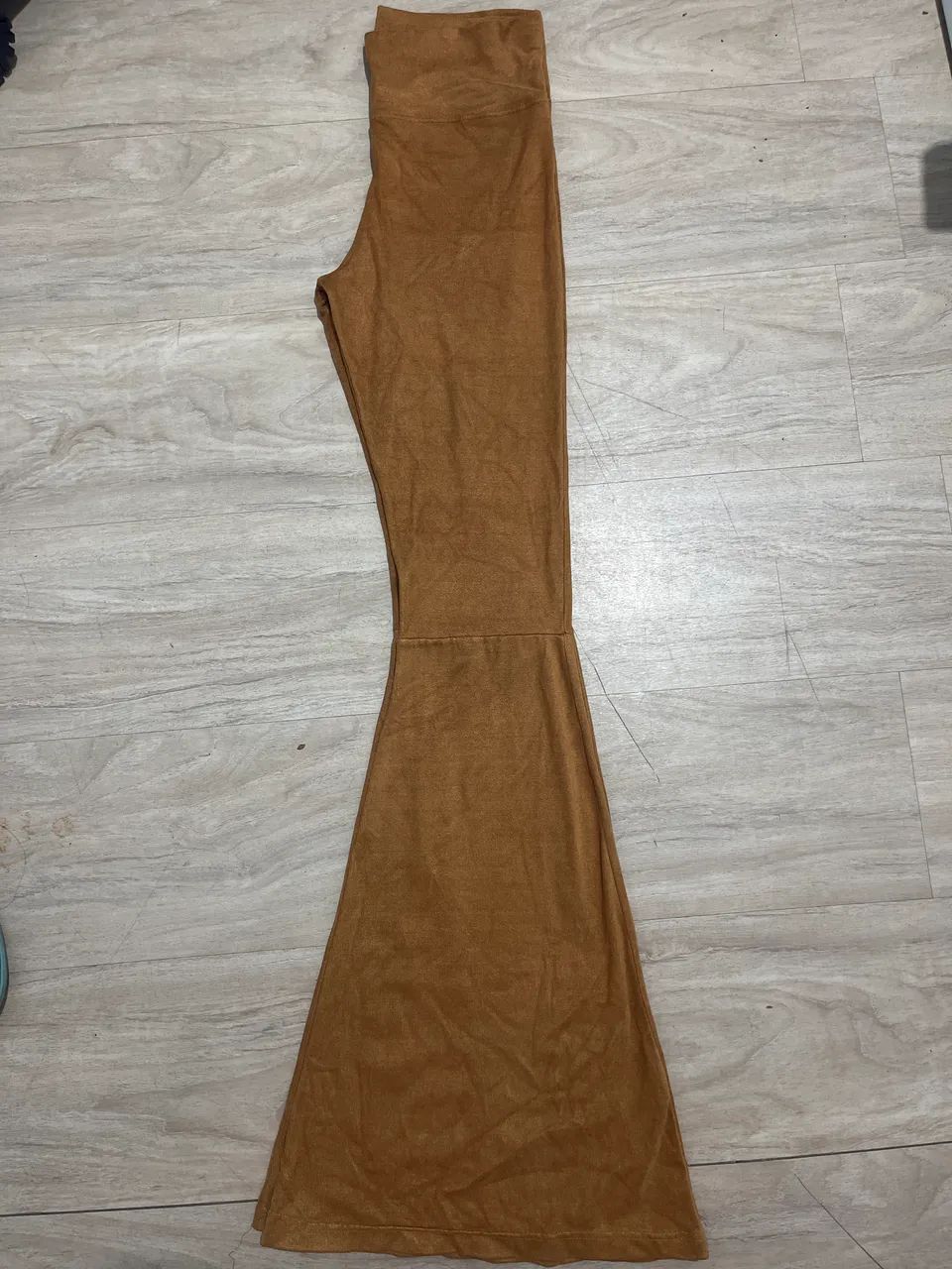 Calça flare camurça  