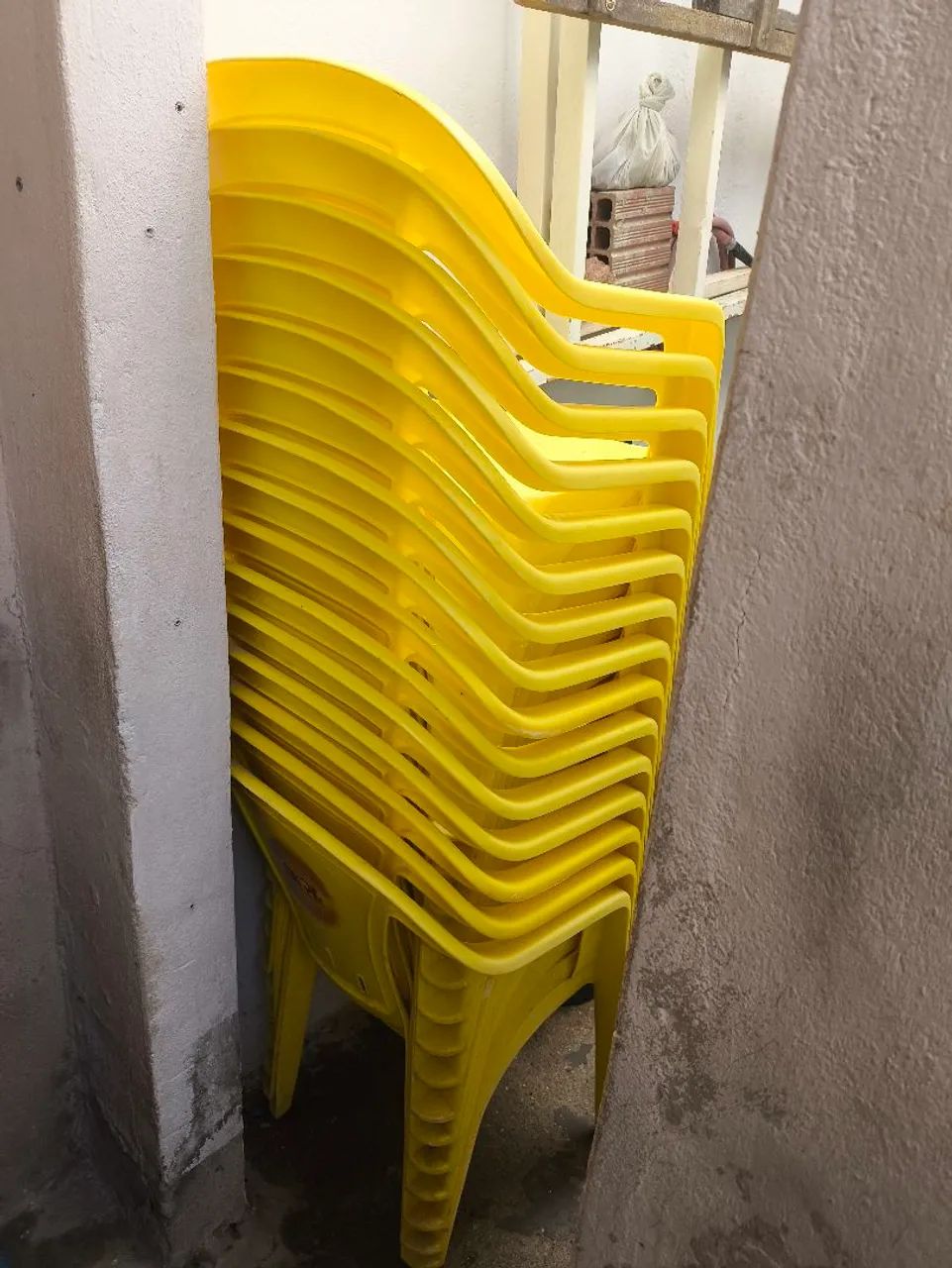 16 cadeiras e 4 Mesas amarelas para bar skol - Foto 2