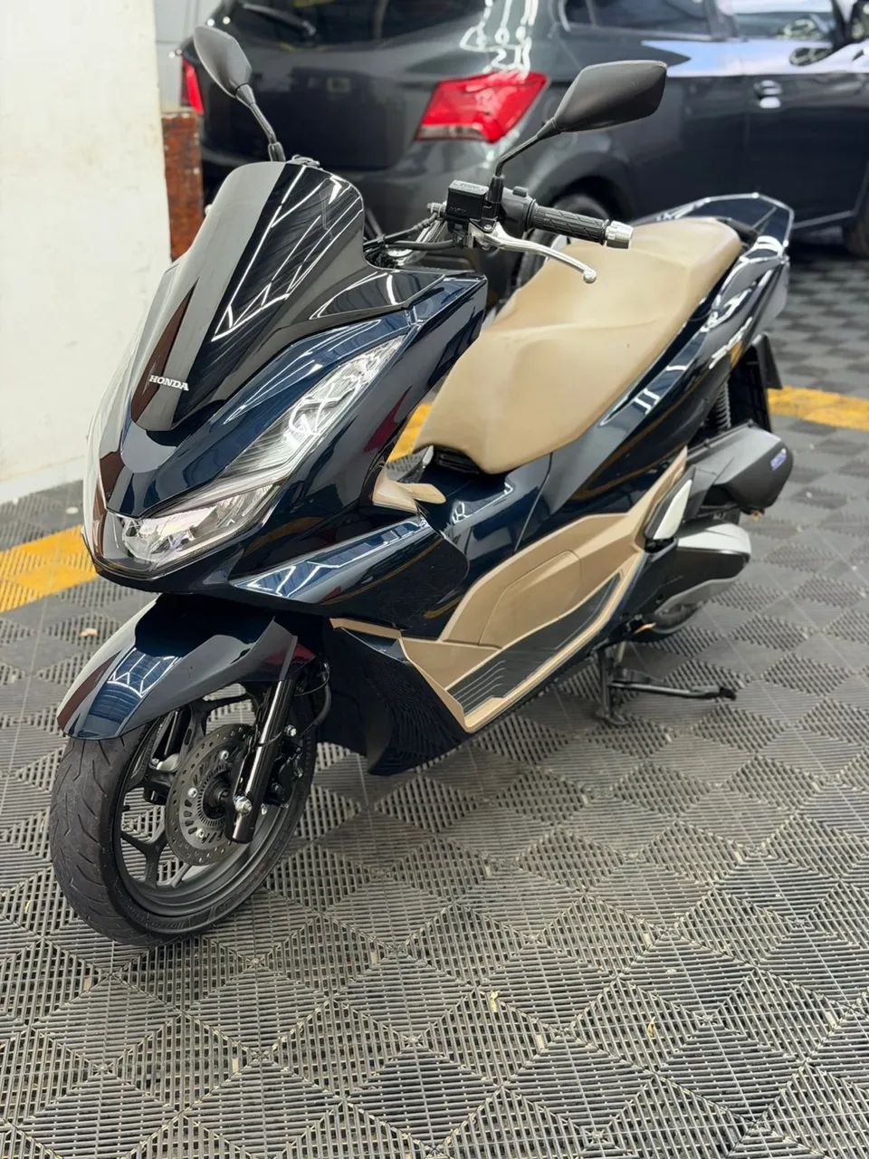 PCX DLX 2025 