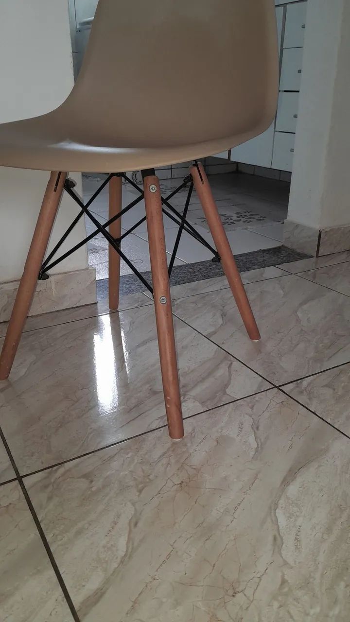 Vendo Mesa com 2 cadeiras modernas - Foto 5