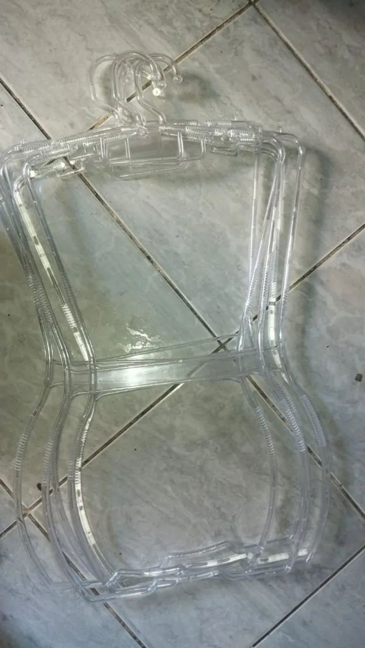 Vende se 8 cabides para loja