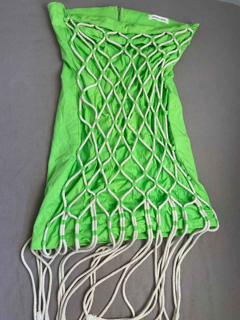VESTIDO VERDE COM DETALHES TRANÇADOS