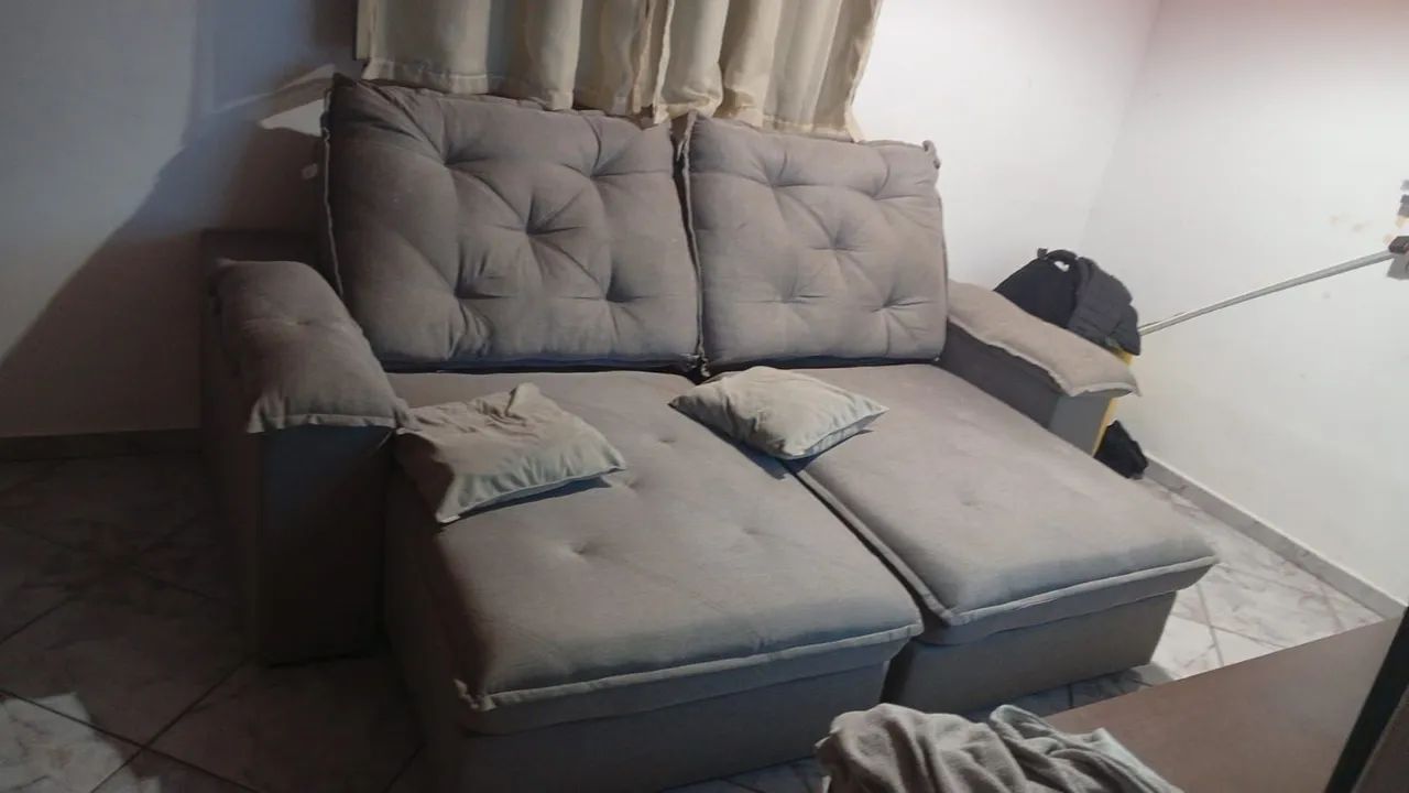 Vendo sofá retrátil 3 lugares semelhantes novo. - Foto 2