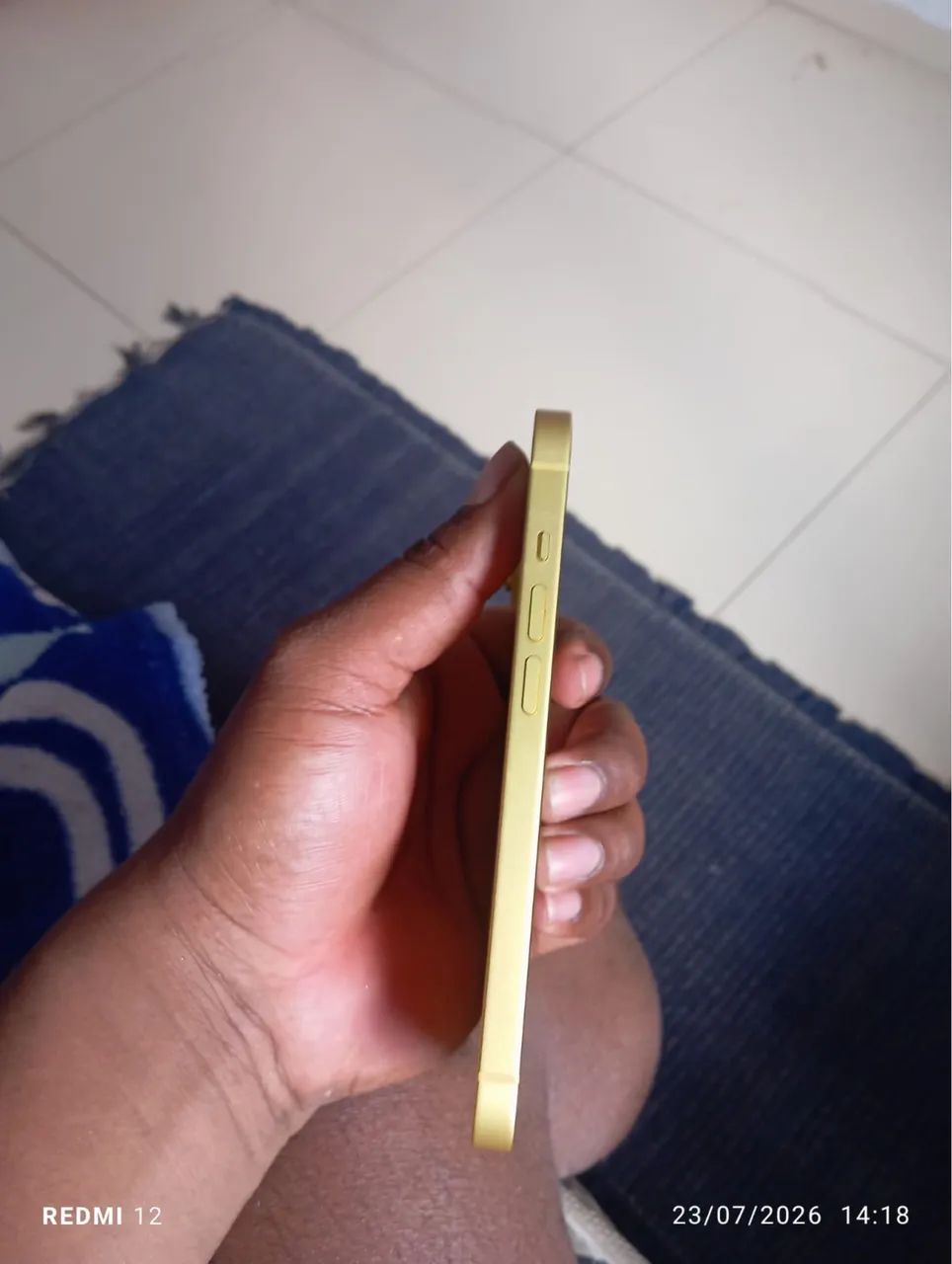  Vende-se iPhone 14 amarelo  - Foto 2