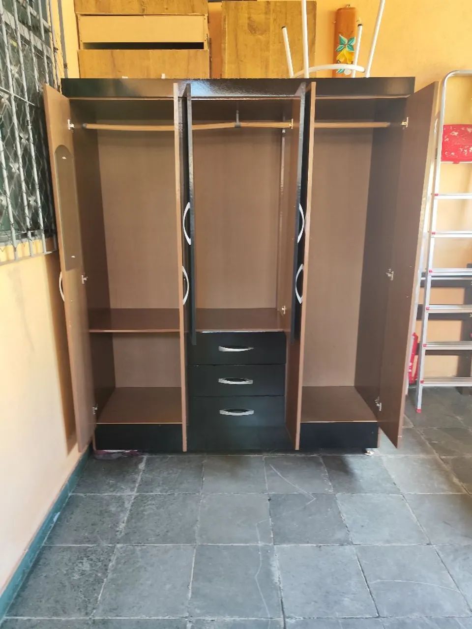 Guarda roupas de solteiro  com 6 portas, sendo uma com espelho e 3 gavetas. - Foto 3