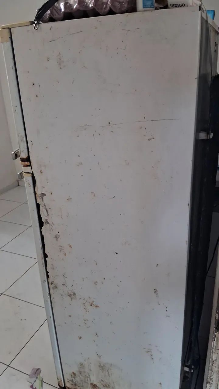 Geladeira usada, com marcas de uso