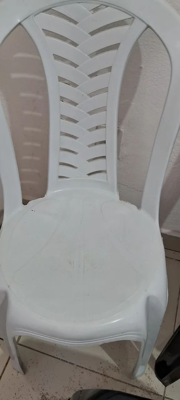 Conjunto de assentos (cadeiras e banco de plástico) - Foto 2