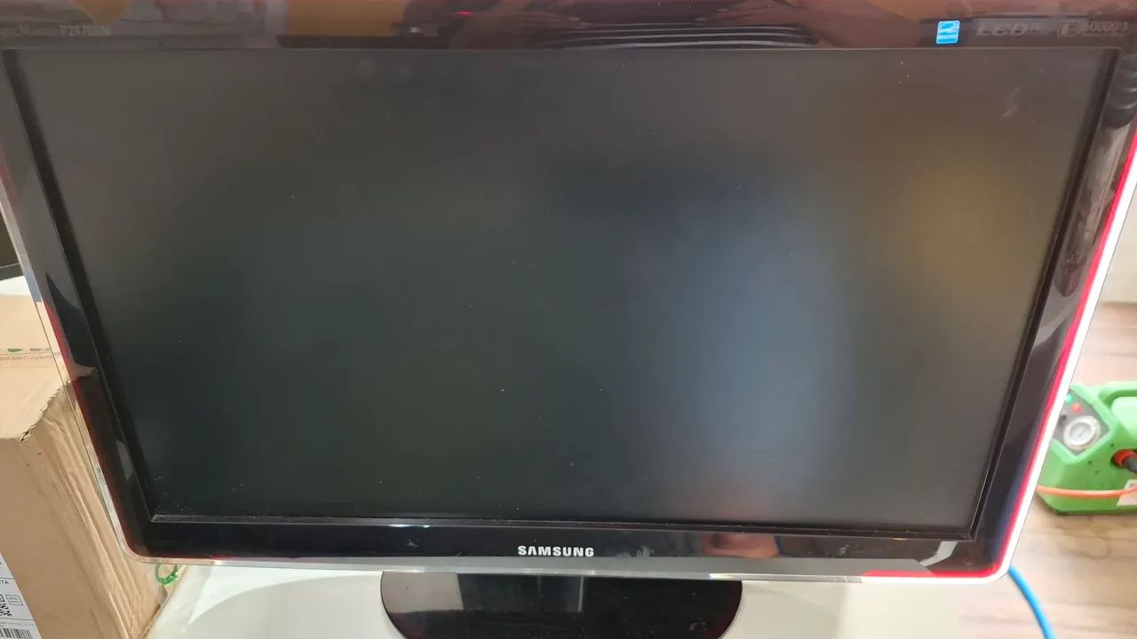 Monitor/TV Samsung LCD de 24 polegadas.