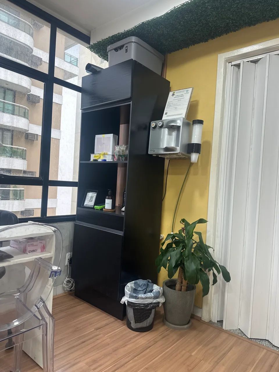 Móvel paneleiro preto