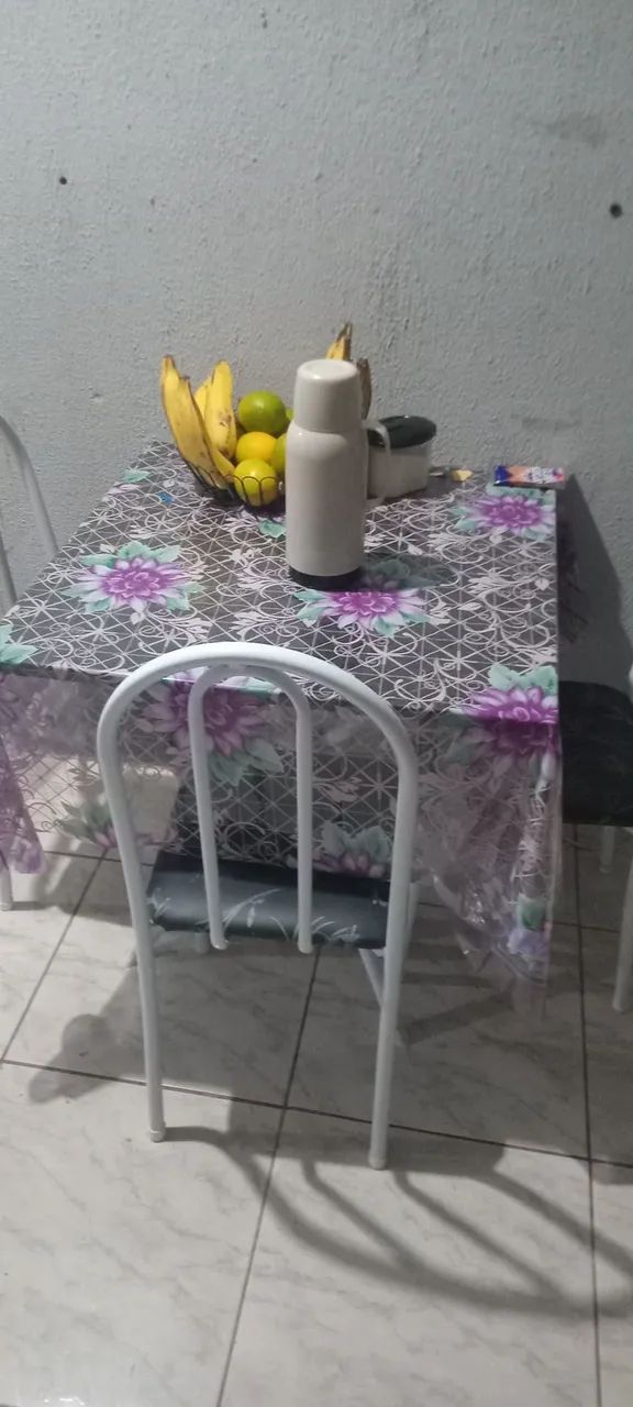 Vendo mesa de 4 cadeiras - Foto 2