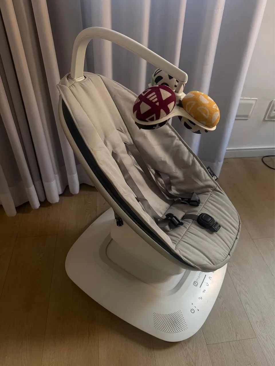 Cadeira de Balanço Bebê 4moms MamaRoo 5.0 Bluetooth 5 Movimentos Cinza