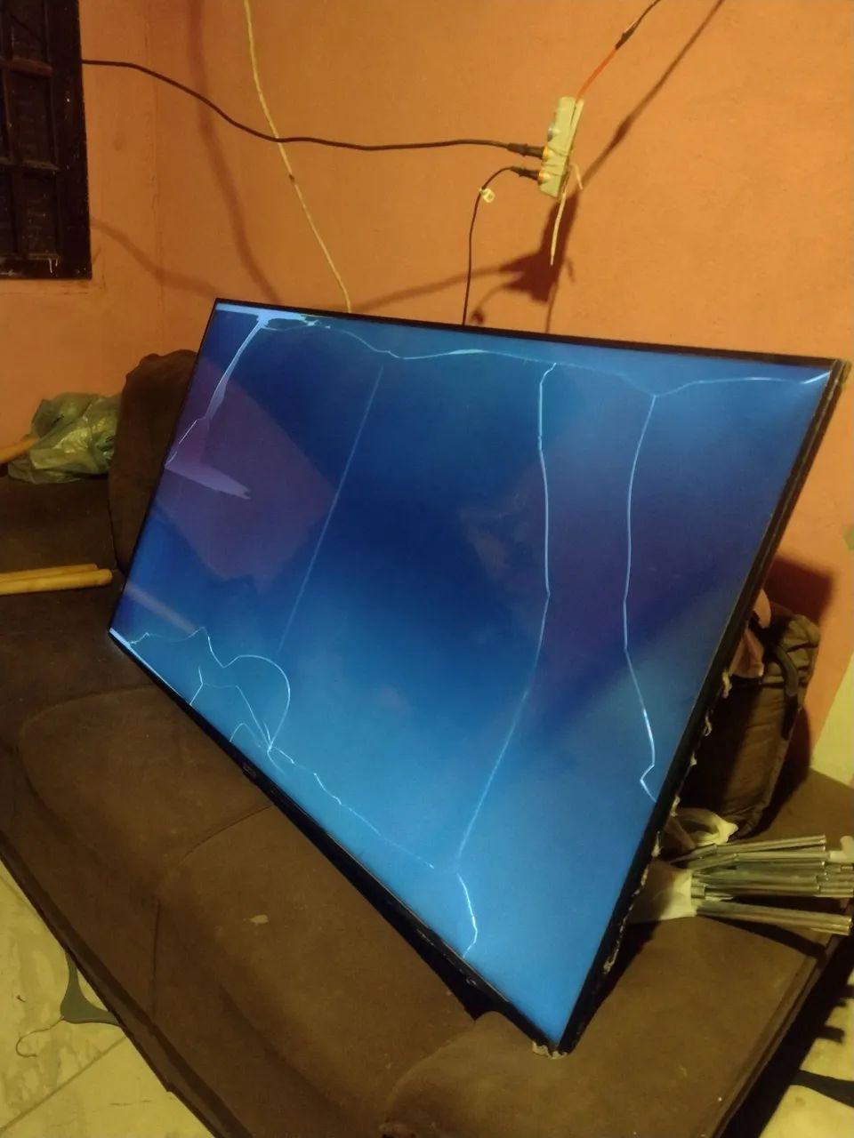 Vende-se uma televisão de 65 polegadas tela quebrada a televisão liga e fala - Foto 3