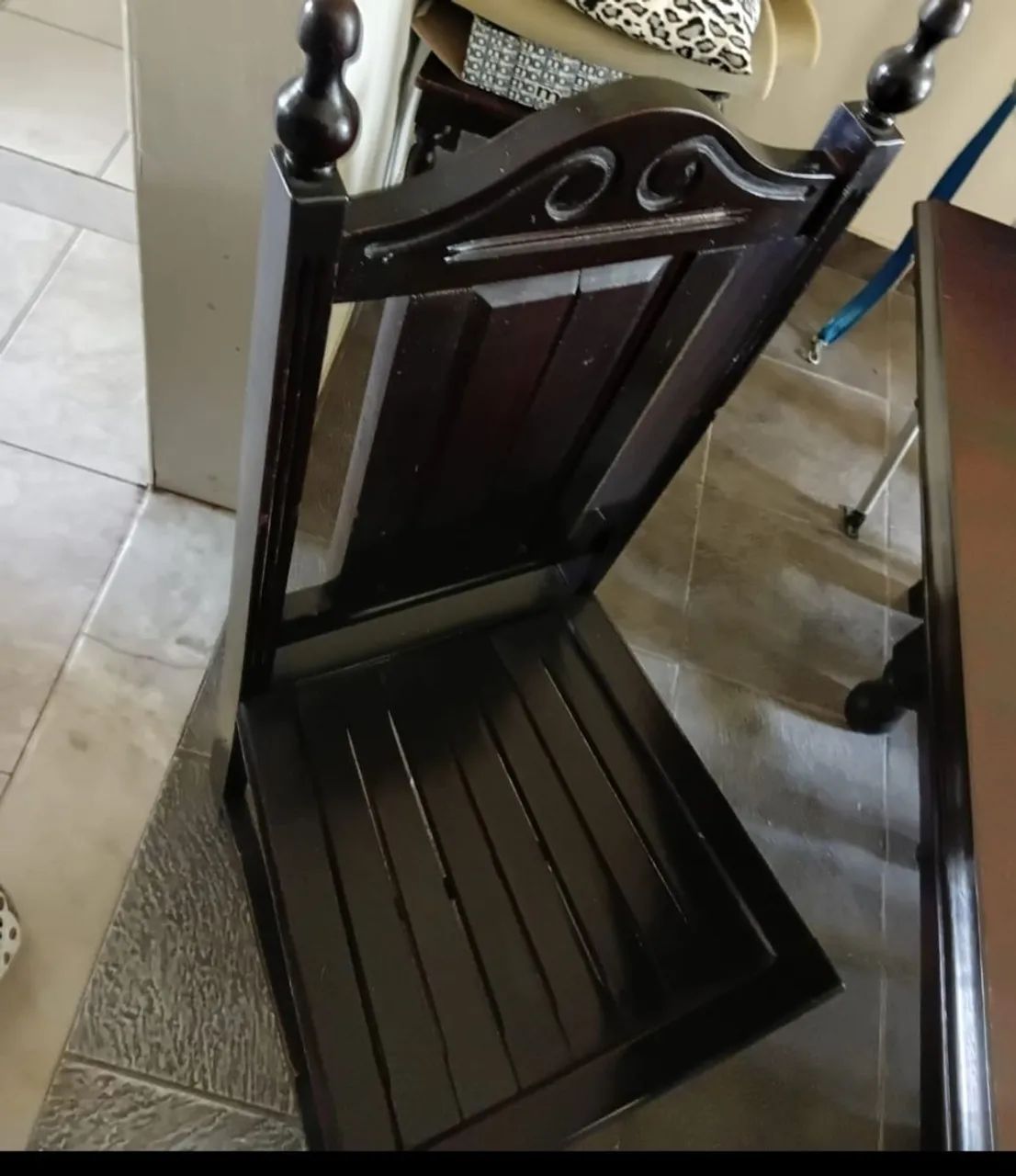 Conjunto mesa em madeira  com 6 cadeiras e arca buffet - Foto 4