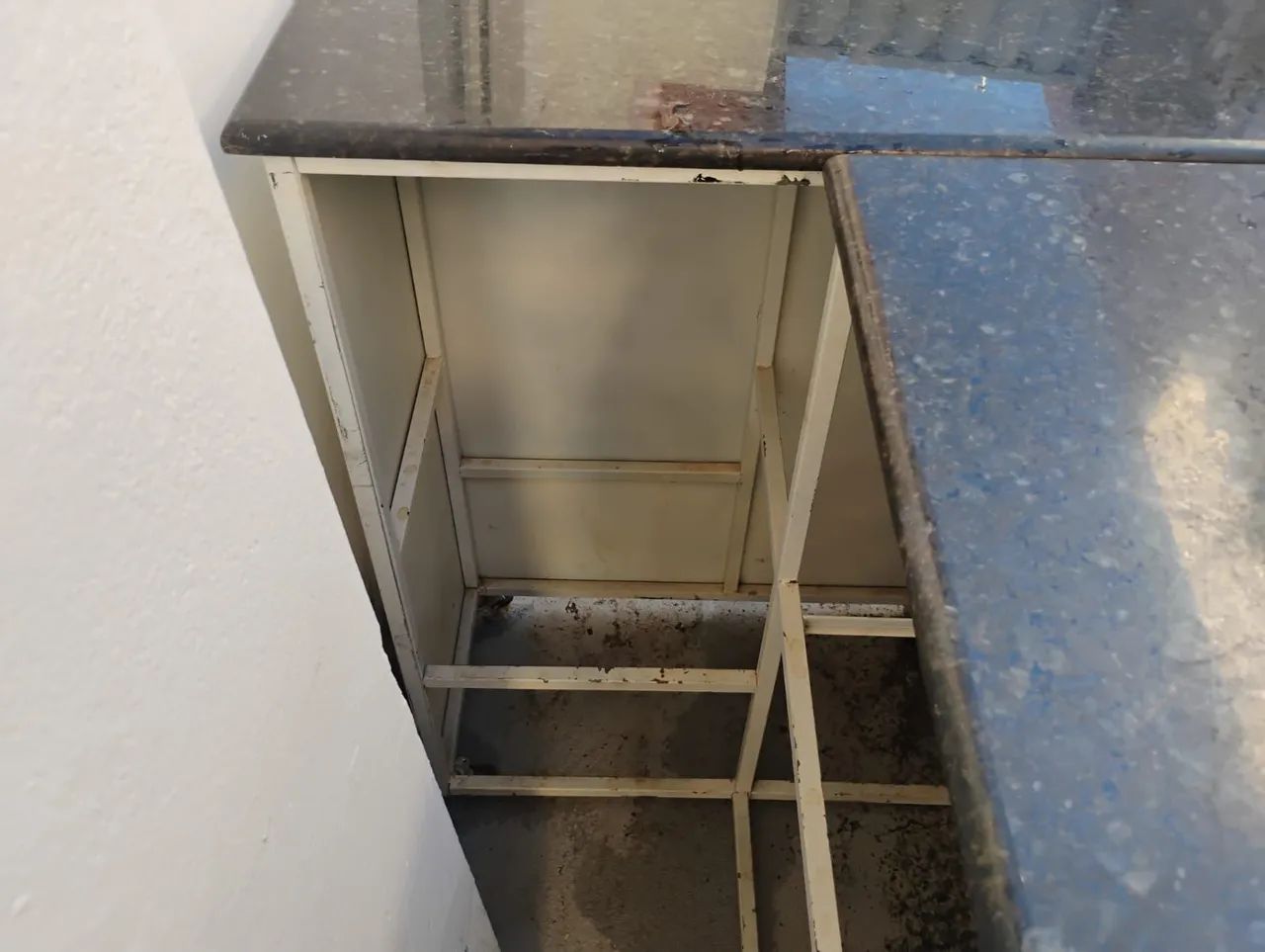 Balção metelico com tampo de granito - Foto 5