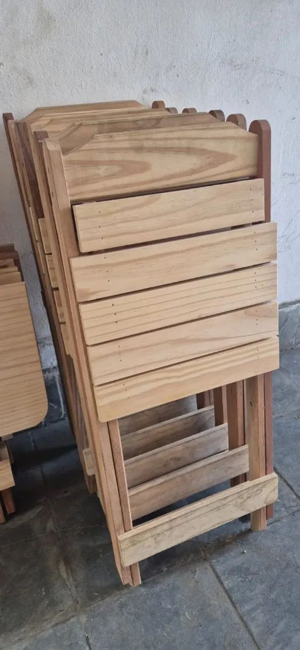 Lote de 4 mesas com cadeira de madeira  - Foto 4