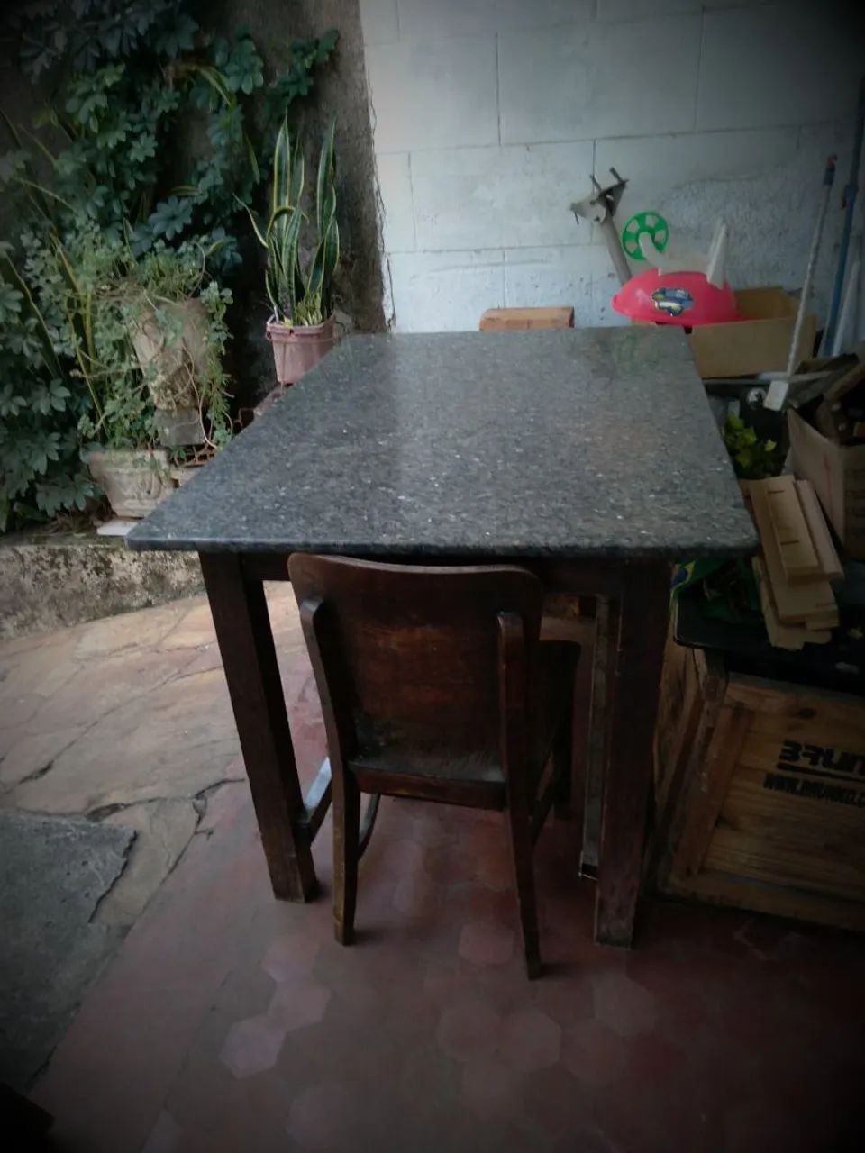 Mesa de madeira com granito e duas cadeiras  - Foto 4