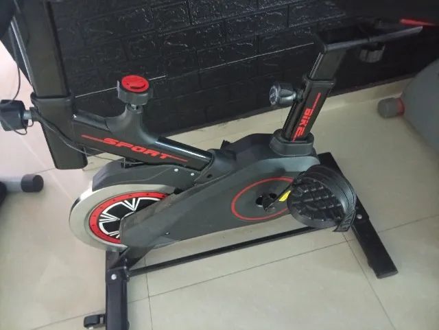 Bicicleta ergométrica semi nova funciona perfeitamente 