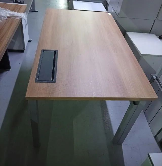 Mesa Retangular de Escritório com Passagem para Fios  - Foto 4