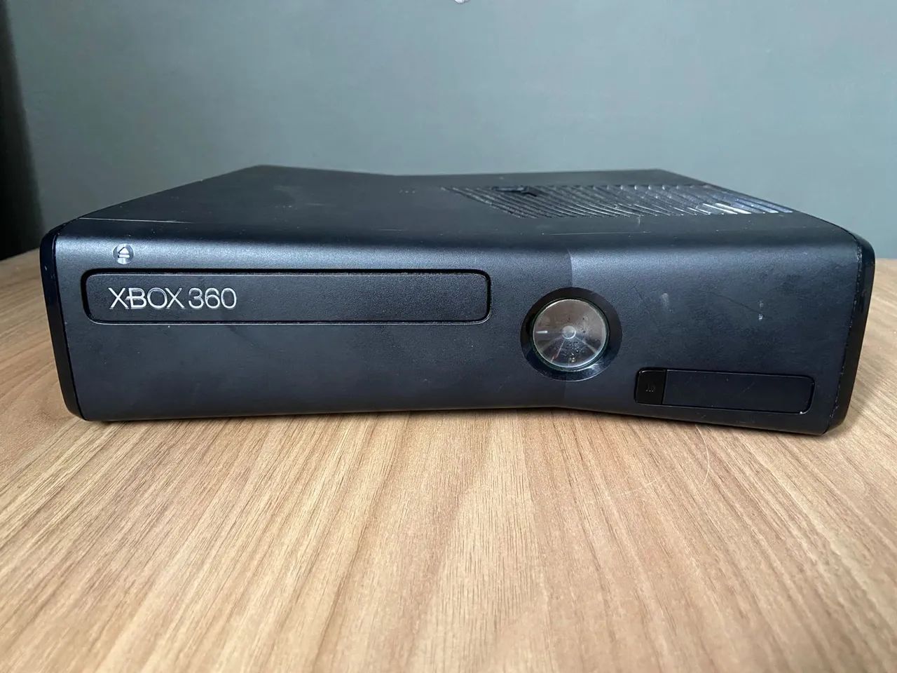 XBOX 360 SLIM COM LUZ VERMELHA (CÓDIGO 0101)