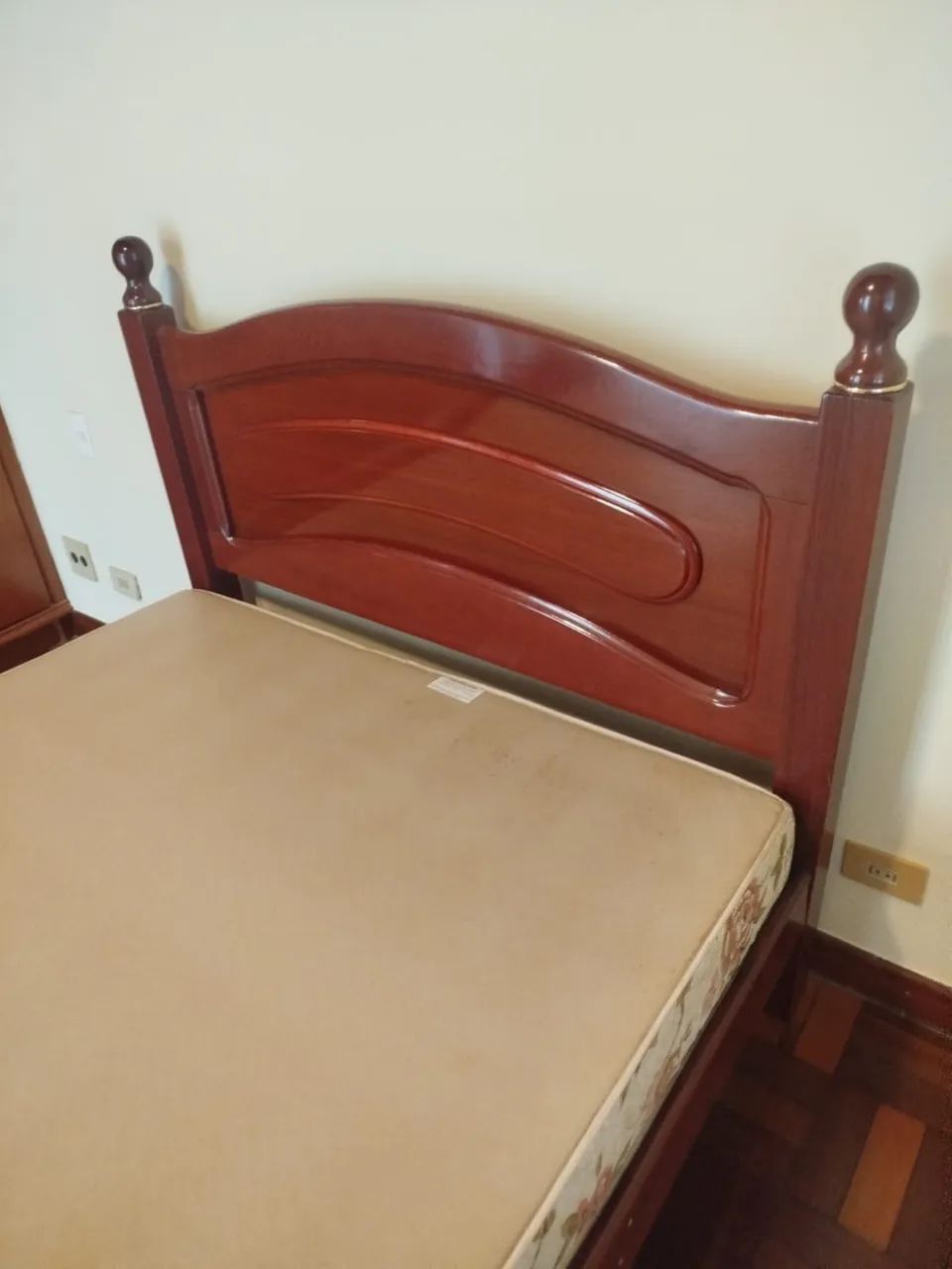 Cama casal em madeira com colchão  - Foto 5