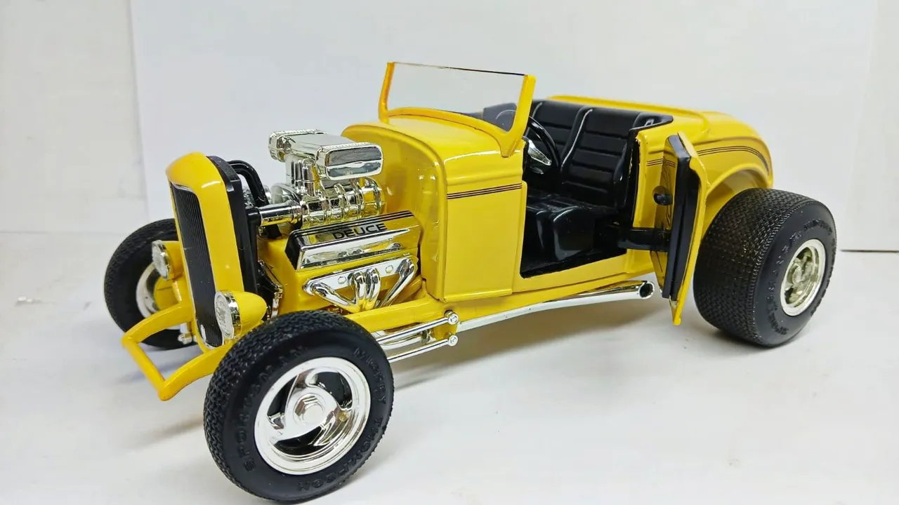Miniatura de carro 1:18 Ford Thunderbird rias tough - Brinquedos e