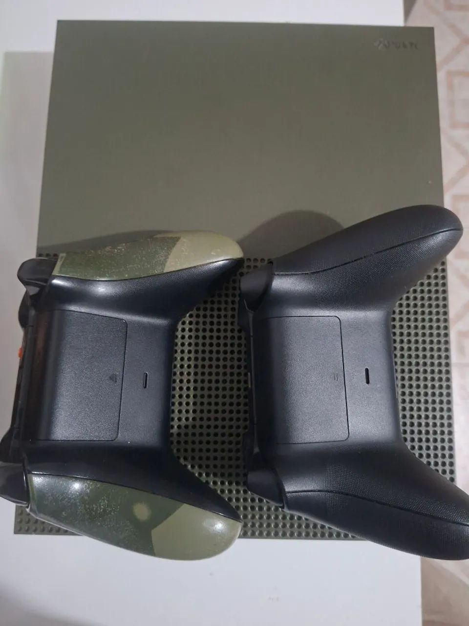 Xbox One S 1TB - 2 controles - Foto 2