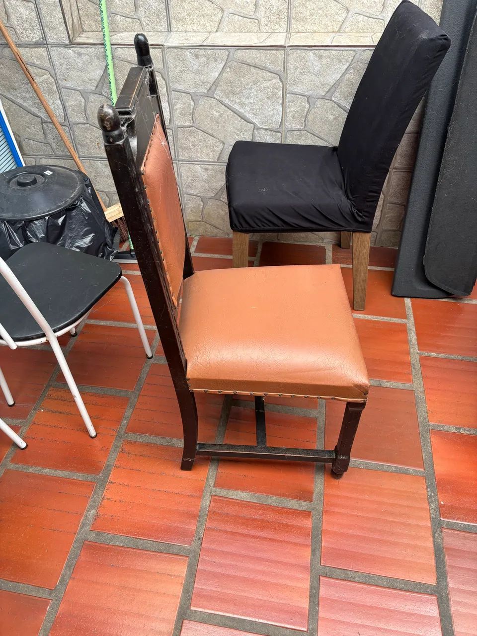 Mesa antiga de madeira com 6 cadeiras  - Foto 2