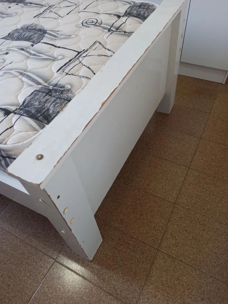 Cama solteiro dupla face em madeira com colchão - Foto 5
