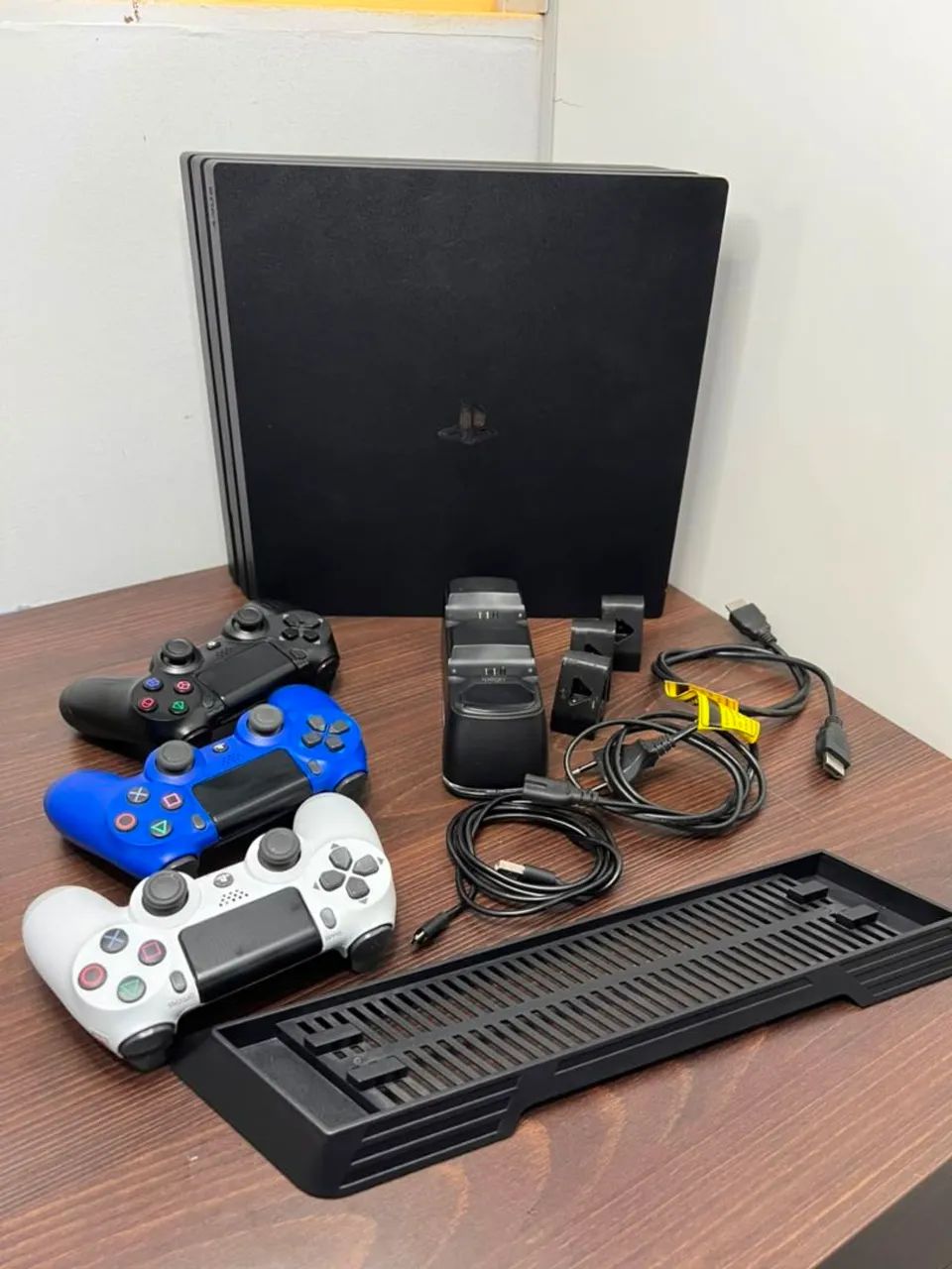 PS4 PRO COMPLETO - 3 CONTROLES + BASE CARREGADORA - Foto 3
